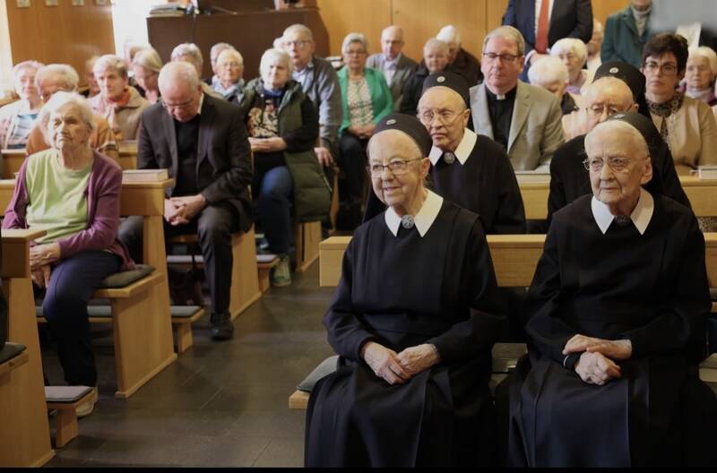 schwester-ulrika-und-schwester-edelborg-die-schoenstaetter-marienschwestern-wurden-fuer-ihren-ruhestand-in-das-provinzhaus-der-marienschwestern-im-koblenzer-stadtteil-metternich-zurueckberufen-s206450
