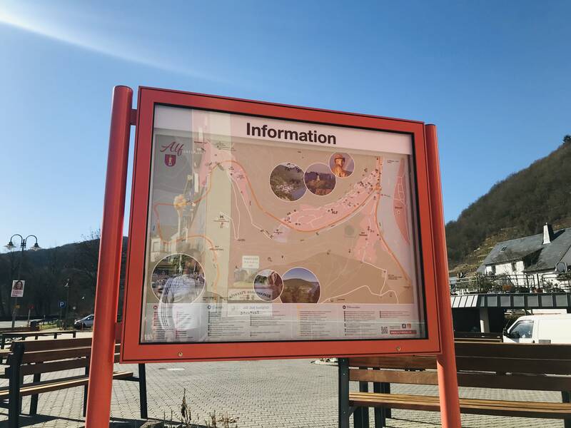 infokasten-mit-ortsplan-von-alf-am-baachspouzer-platz-s39744